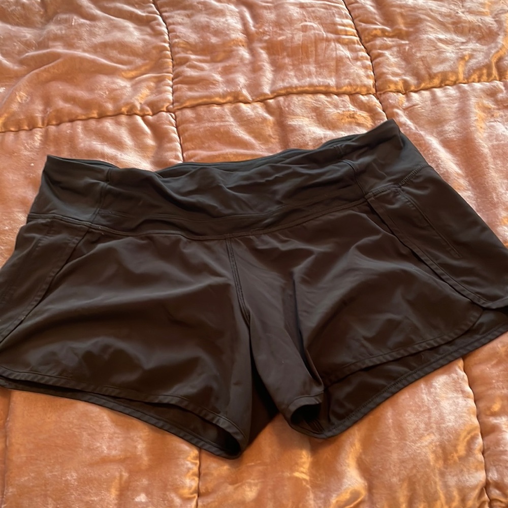 Black Lululemon shorts😍
